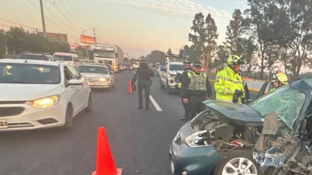 Un accidente vial en la Autopista México-Puebla, a la altura de Los Cochinitos, provocó cierre parcial y tránsito lento. Autoridades exhortan a manejar con precaución.