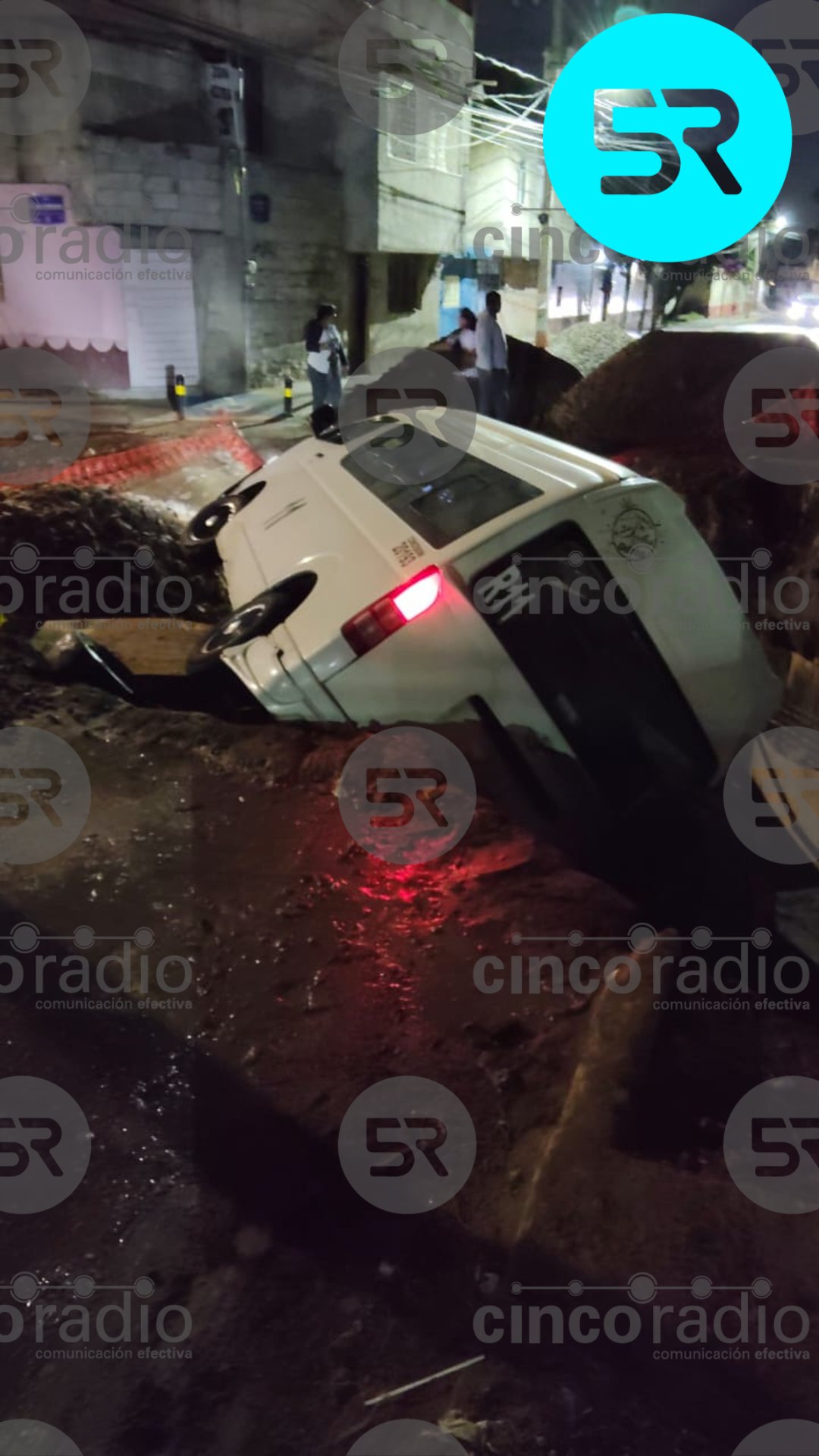 Durante la madrugada, una combi de la Ruta 11 cayó en una obra de drenaje en la colonia Álamos Vista Hermosa, en Puebla; el conductor presuntamente se dio a la fuga.