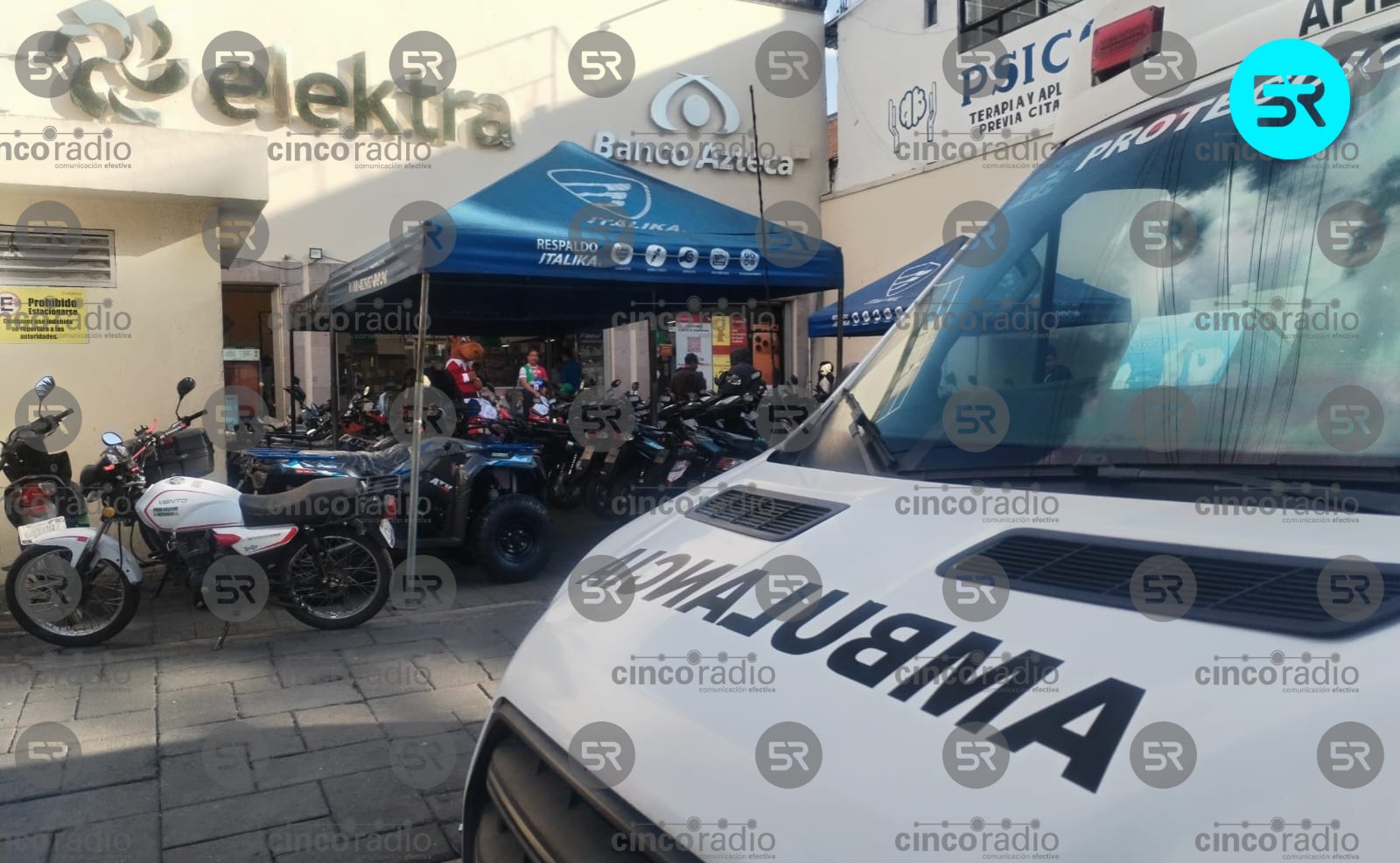 Una mujer de 60 años fue lesionada por arma de fuego al salir de una tienda Elektra en el centro de Apizaco; paramédicos y policía brindaron auxilio.