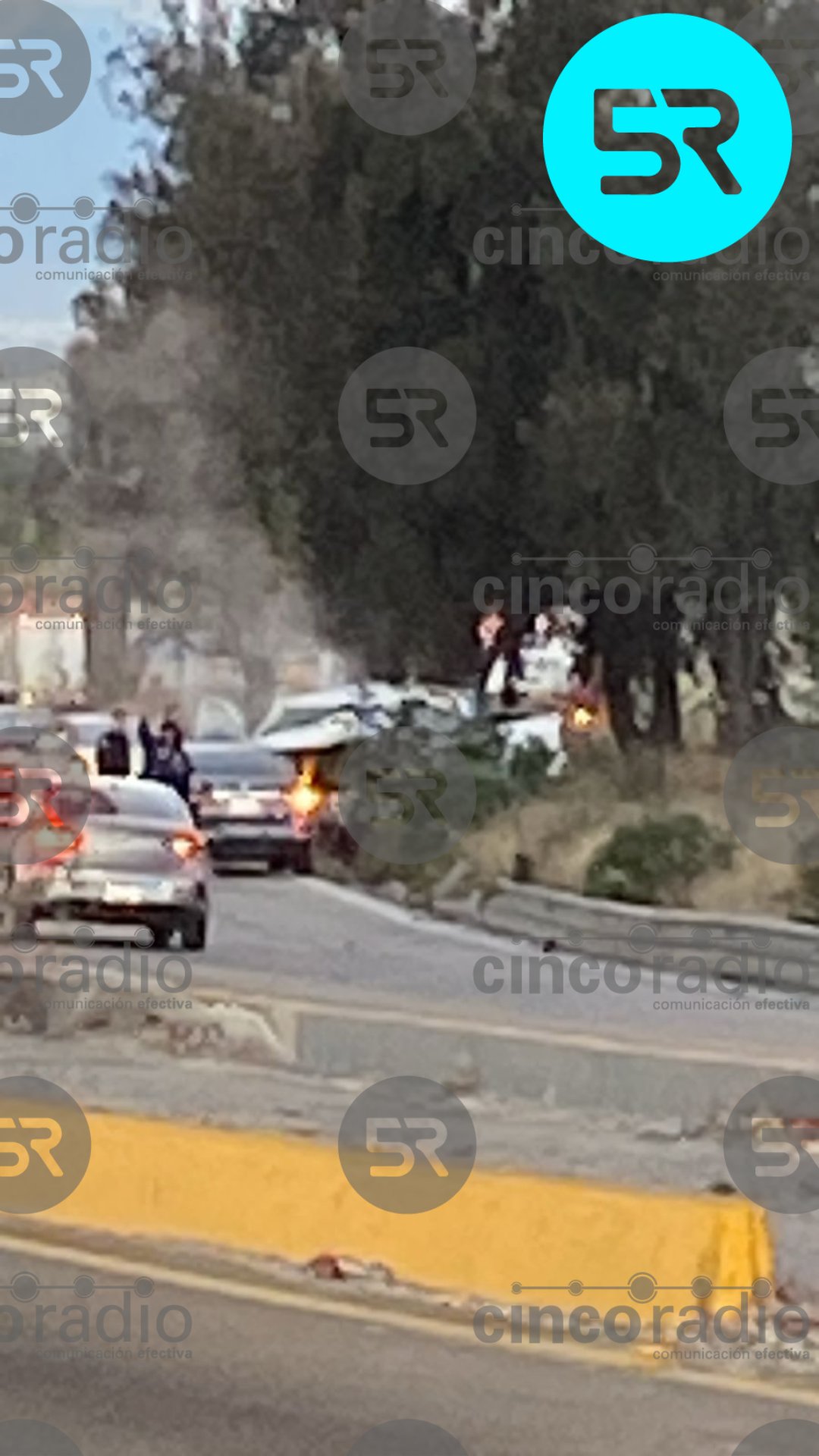 Fuerte accidente vial en la autopista México–Puebla, frente al Estadio Cuauhtémoc. Una camioneta se impactó contra el muro; hay lesionados.