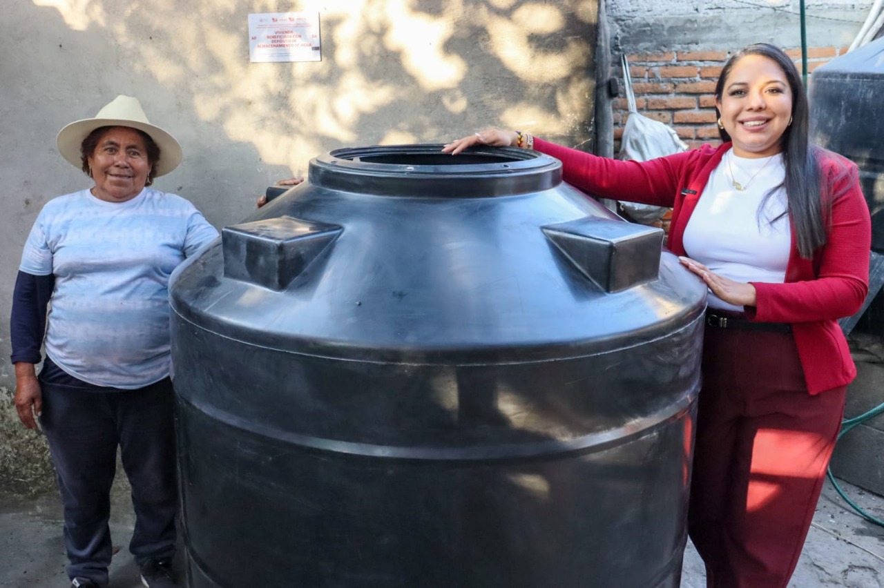Tonantzin Fernández supervisó la instalación de contenedores de agua en San Cristóbal Tepontla para beneficiar a familias vulnerables.
