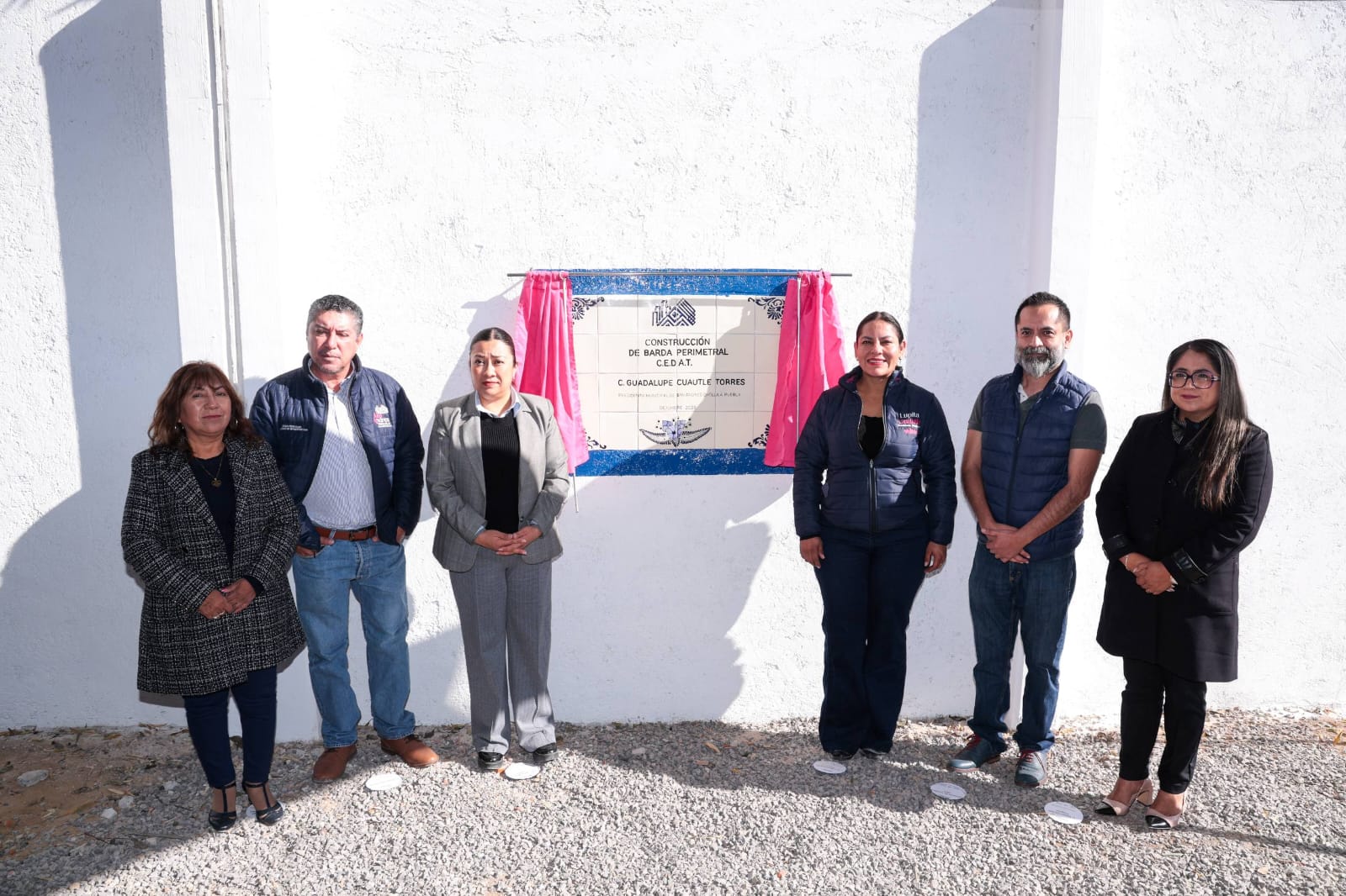 La obra beneficia a la comunidad escolar al brindar mayor protección, orden y mejores condiciones para el desarrollo de niñas, niños y jóvenes.