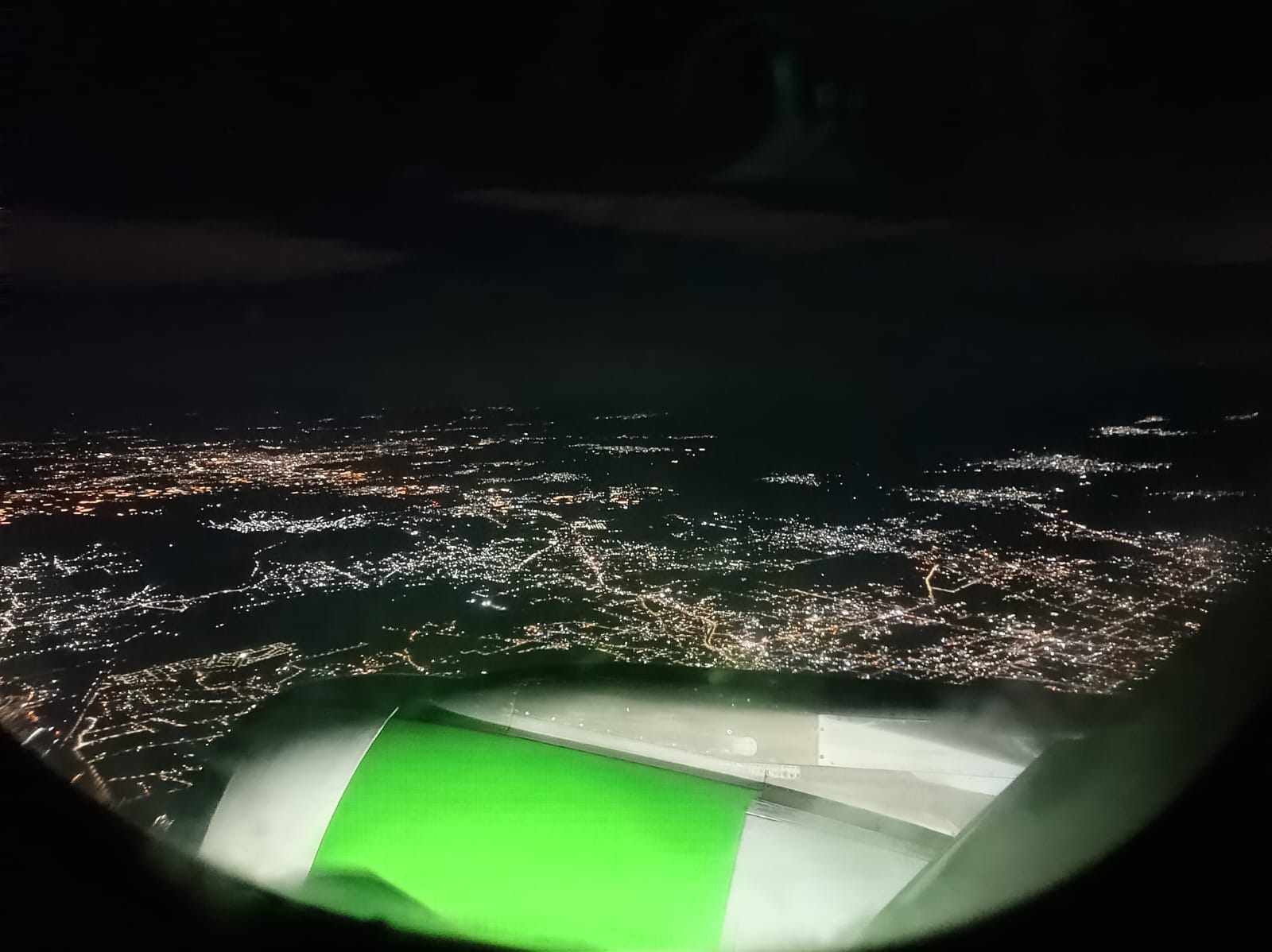 La operación está sujeta a la aprobación de autoridades regulatorias y ambas aerolíneas mantendrán sus marcas y operaciones independientes.