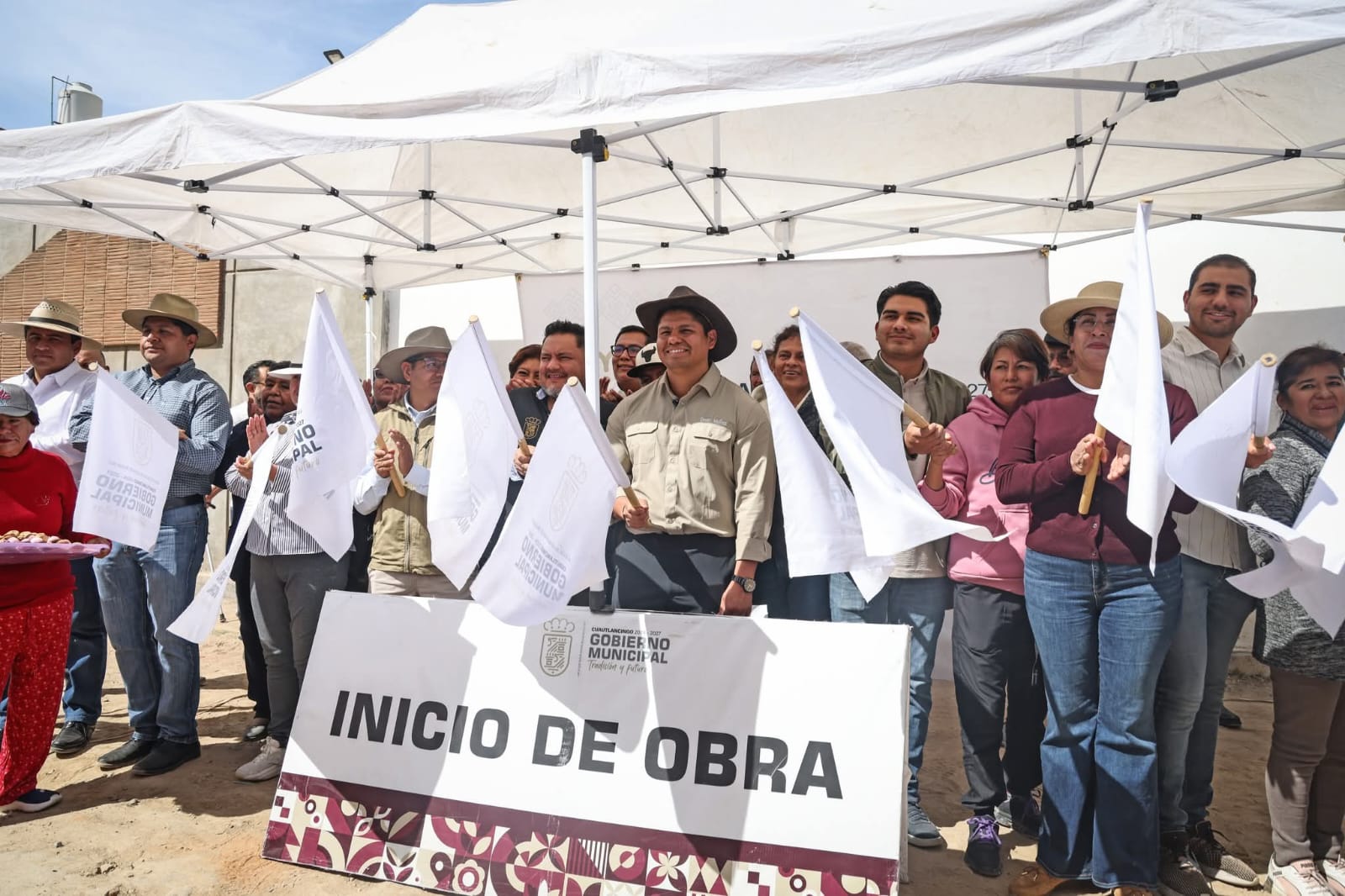 Omar Muñoz realizó el primer Día del Pueblo del 2026 en Cuautlancingo, donde arrancó una obra de pavimentación y anunció mejoras en servicios y alumbrado.