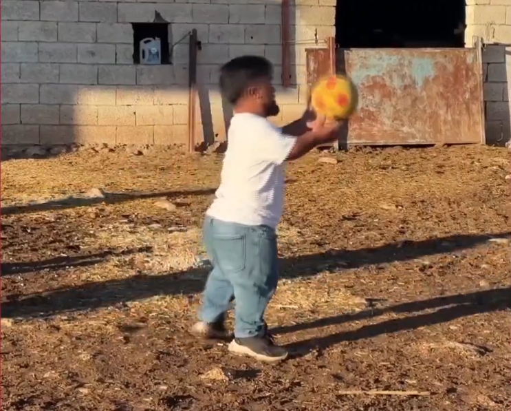 🎥 Hombre turco de baja estatura sorprende en redes por su habilidad con el balón
