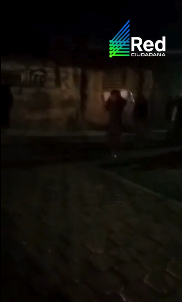 Vecinos de Atlixco retienen a presunto ladrón de aguacates