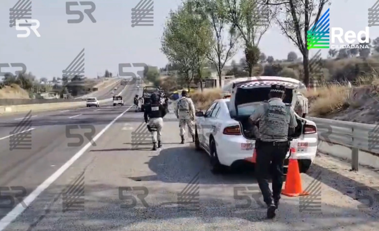 Autoridades realizaron el levantamiento de un cuerpo con huellas de violencia localizado en la autopista México–Puebla, en San Lucas El Grande.