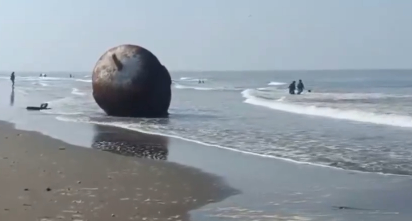 Una monoboya de casi 2 toneladas llegó a la playa de Coatzacoalcos por los vientos; curiosidad y visitantes la convirtieron en atracción local.