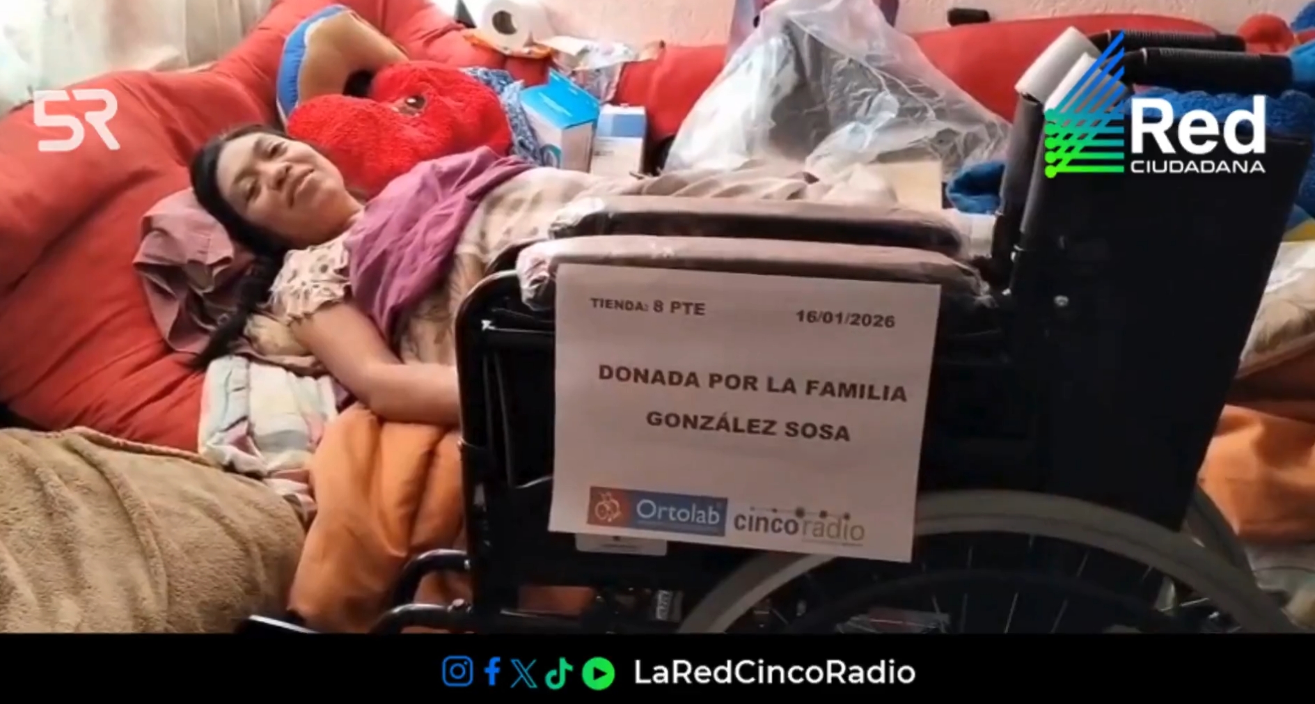 Concepción Torres recibió una silla de ruedas tras sufrir un atropellamiento. El apoyo fue posible por donaciones de La Red y Cinco Radio.