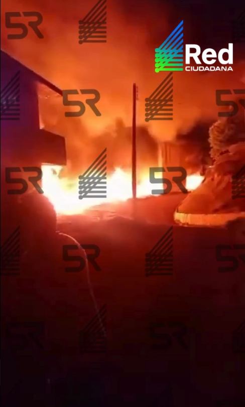 El accidente provocó el cierre total de la vialidad mientras cuerpos de emergencia controlan el incendio y realizan labores de limpieza en la zona.