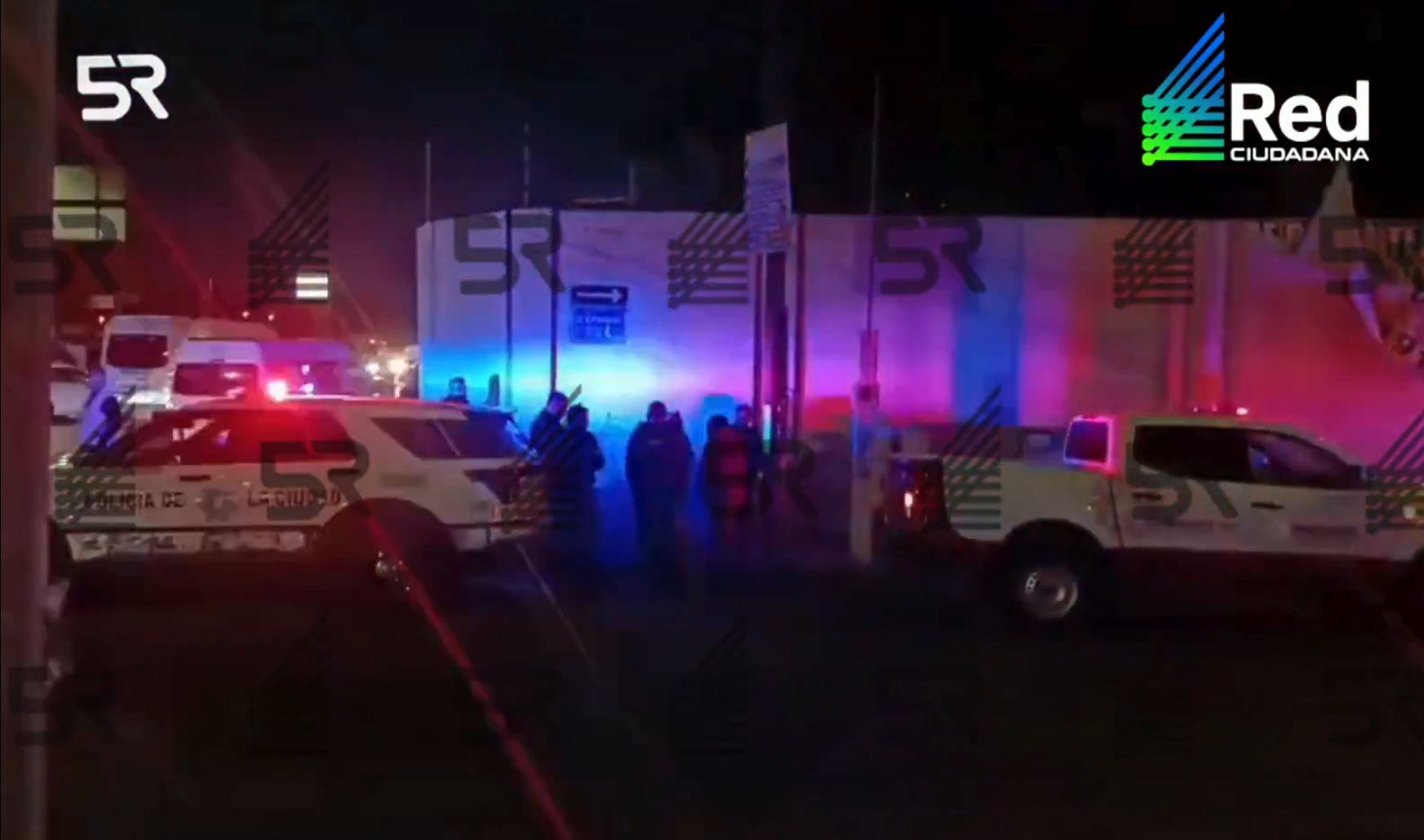 Elementos de Protección Civil y Policía auxiliaron a una mujer cerca de Cinco Radio tras ser desalojada de su vivienda; reporte en desarrollo.