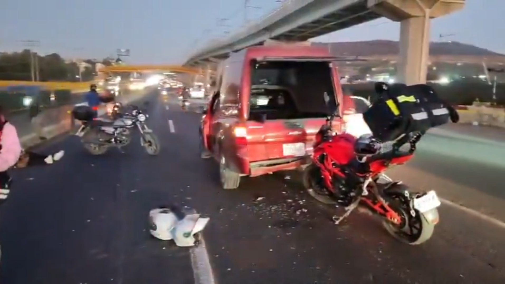 Un accidente vial se registró en la Autopista México–Puebla, a la altura de Emiliano Zapata, en Iztapalapa, generando afectaciones al tránsito.