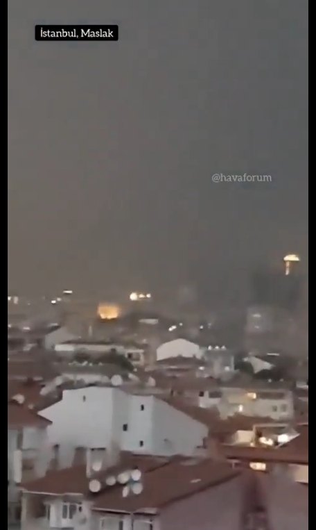 Las imágenes de una tormenta eléctrica provocaron teorías sobre lo paranormal, aunque expertos señalan que podría tratarse de una ilusión visual.
