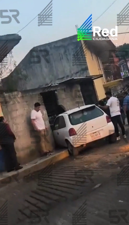 Un vehículo chocó contra una vivienda en Huauchinango, causando daños estructurales y generando quejas por demora en la atención.
