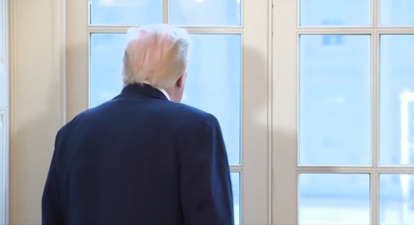 Donald Trump interrumpió una reunión con ejecutivos petroleros para observar por la ventana el avance de una construcción en el edificio, exclamando: “¡Wow, qué vista!”.