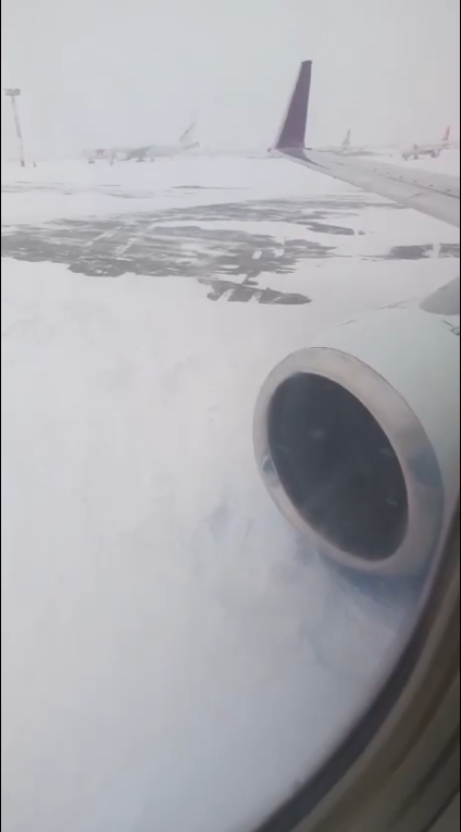 Una aeronave quedó varada por la nieve en el aeropuerto de Domodédovo, en Moscú, debido al impacto del ciclón Francis.