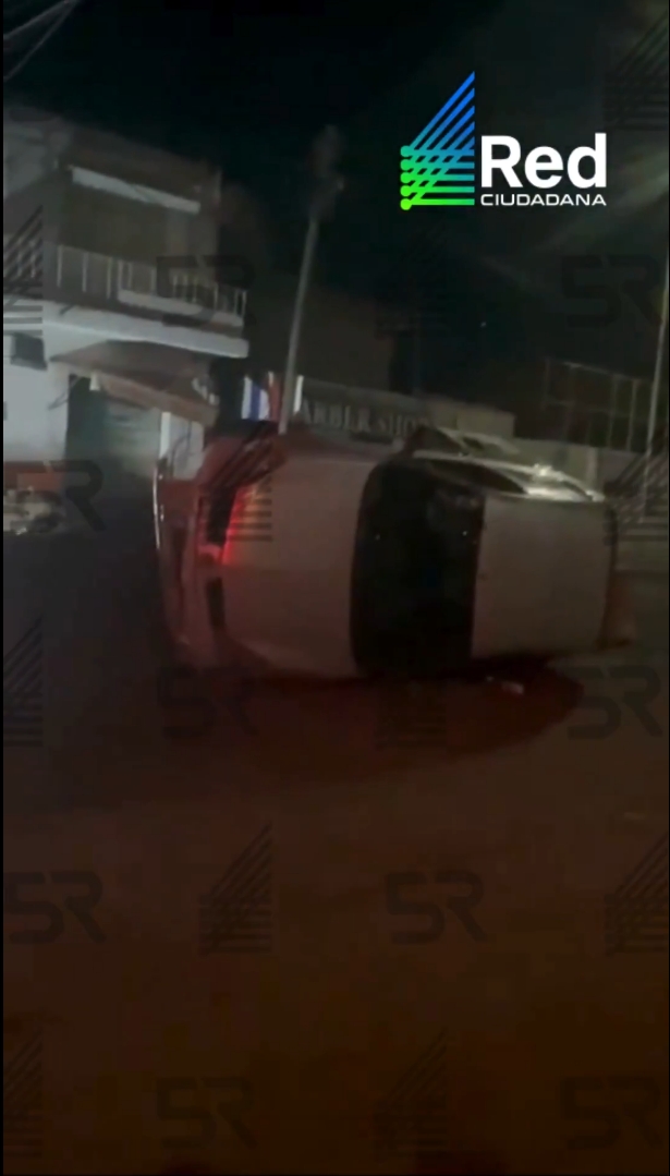 Una volcadura se registró en 23 Sur y 33 Poniente, en la colonia Los Volcanes; vecinos señalaron que el conductor iba en presunto estado de ebriedad.