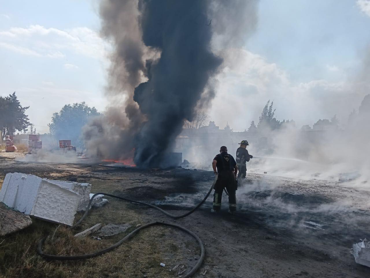 Bomberos y Protección Civil controlaron un incendio de llantas y basura en San Cristóbal Tepatlaxco, San Martín Texmelucan.
