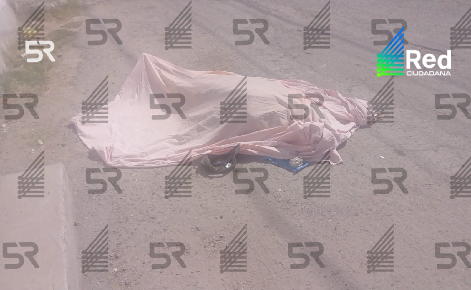 Un hombre falleció tras ser atacado a balazos en el cruce de Benito Juárez e Independencia, en San Francisco Totimehuacan; autoridades realizaron diligencias.