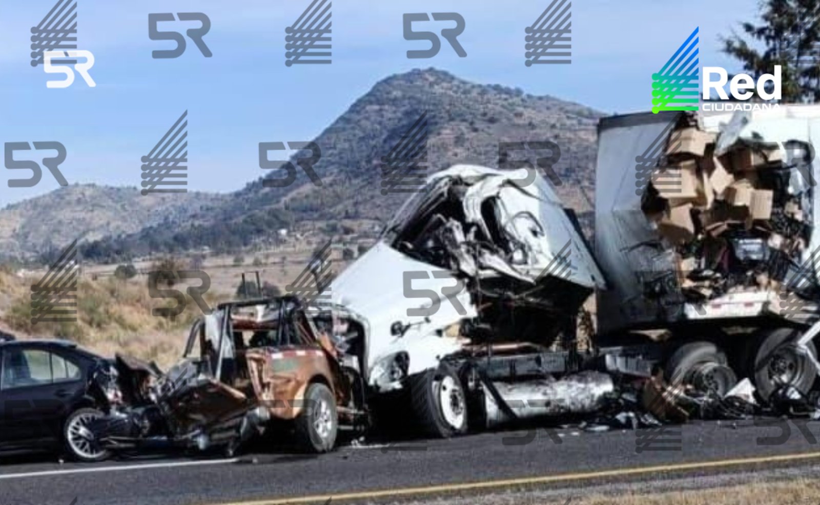 Choque múltiple de 10 vehículos en la Autopista 15D, en Zinapécuaro, dejó un fallecido y 14 heridos por densa neblina.