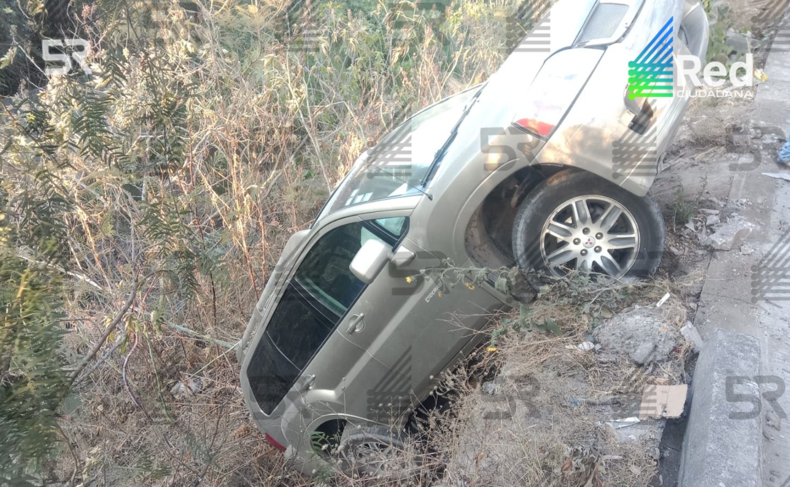Una camioneta se salió del arroyo vehicular y terminó entre la maleza sobre la autopista México–Puebla, a la altura de La María, en dirección hacia Los Estadios.
