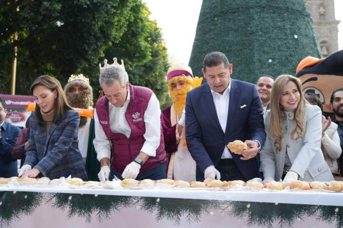 Miles de poblanos celebraron la Rosca de Reyes más grande del mundo junto al gobernador Alejandro Armenta y el alcalde Pepe Chedraui.