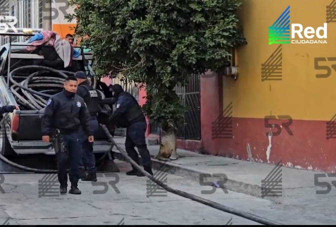 Vecinos alertaron a las autoridades; los sospechosos intentaron huir y se localizó un vehículo con placas de Morelos cargado con cable.