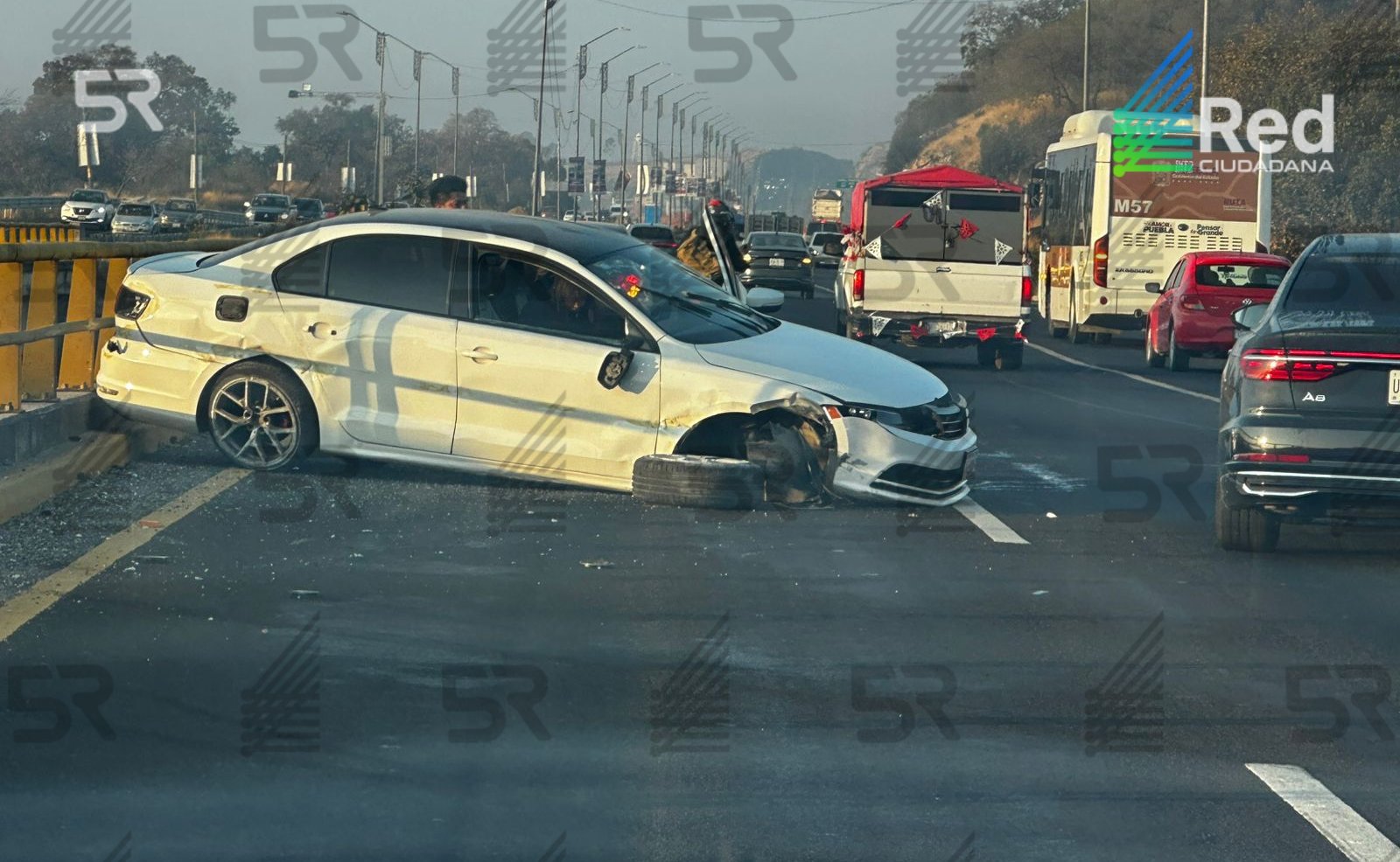 Accidentes en Periférico Ecológico generan tráfico y solo daños materiales. Tome precauciones y considere rutas alternas.