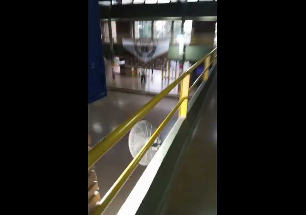 El agresor entró con un arma al plantel y abrió fuego; el ataque dejó un fallecido y varios lesionados, generando conmoción en la comunidad escolar.