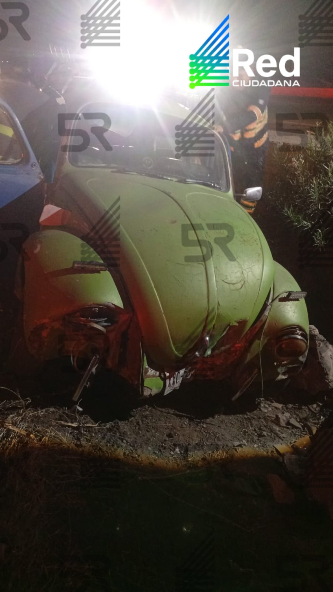 Un vehículo sufrió un accidente en la autopista México-Puebla, a la altura del km 122; no se reportan personas lesionadas.