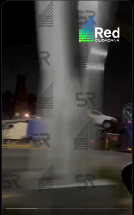 La pesada unidad intentaba incorporarse a la lateral del Bulevar Hermanos Serdán, en la zona del BINE, lo que generó complicaciones en la circulación.