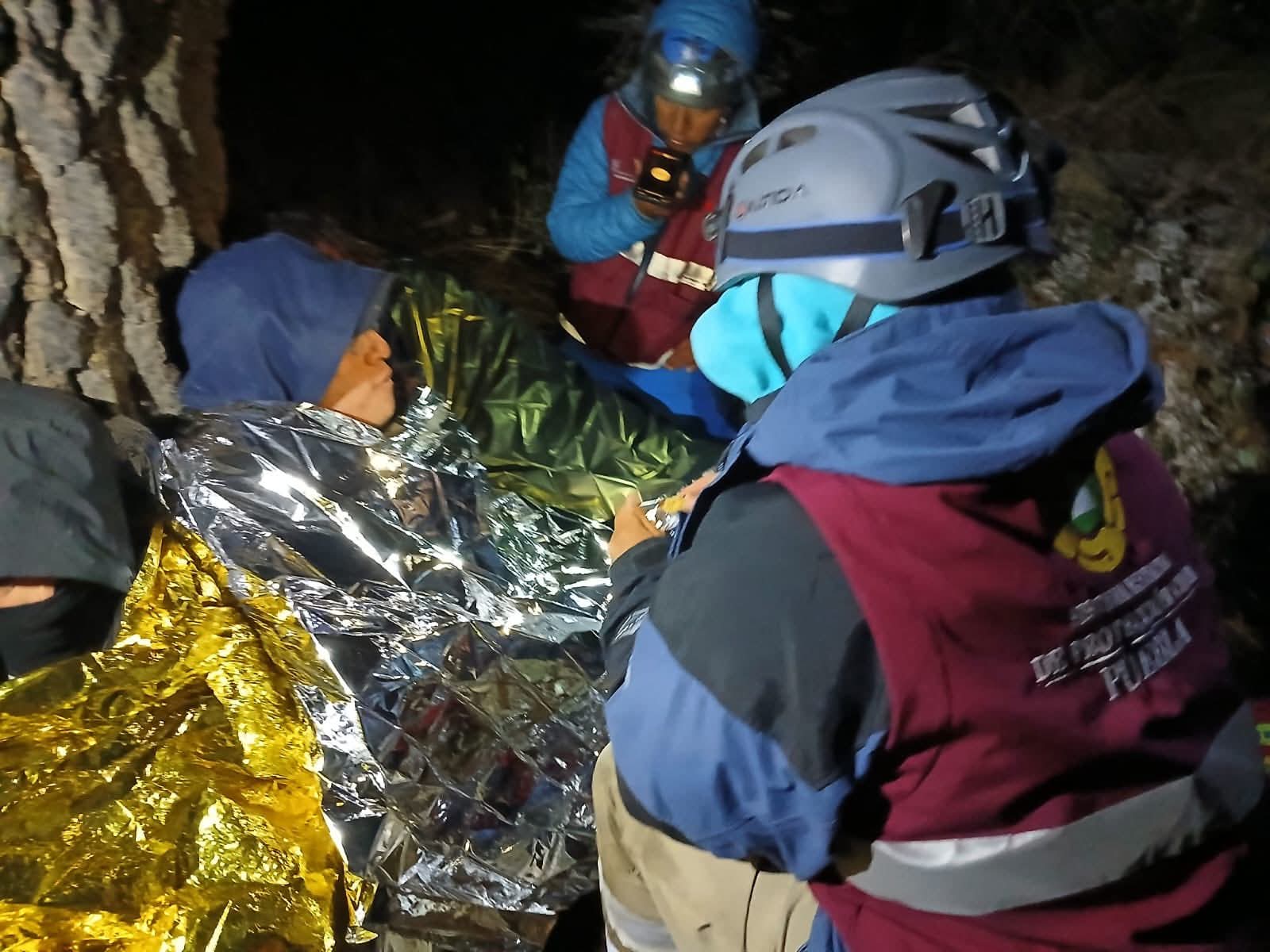 Tres excursionistas de Puebla fueron rescatados con vida en la Sierra Negra tras extraviarse; Protección Civil los localizó de madrugada.